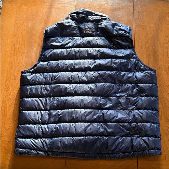 L.L. Bean Men's Navy Vest - Picture 4 of 6